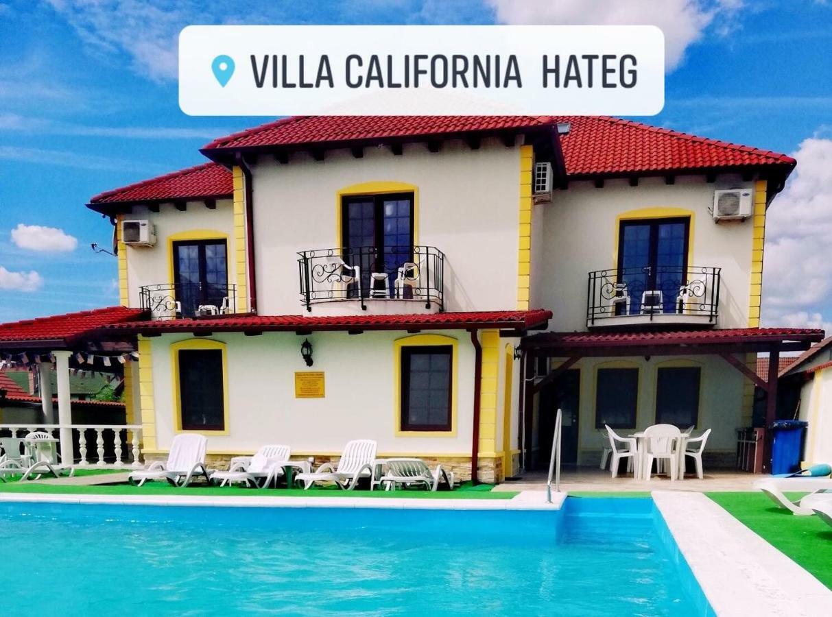 Villa California Hateg Bagian luar foto